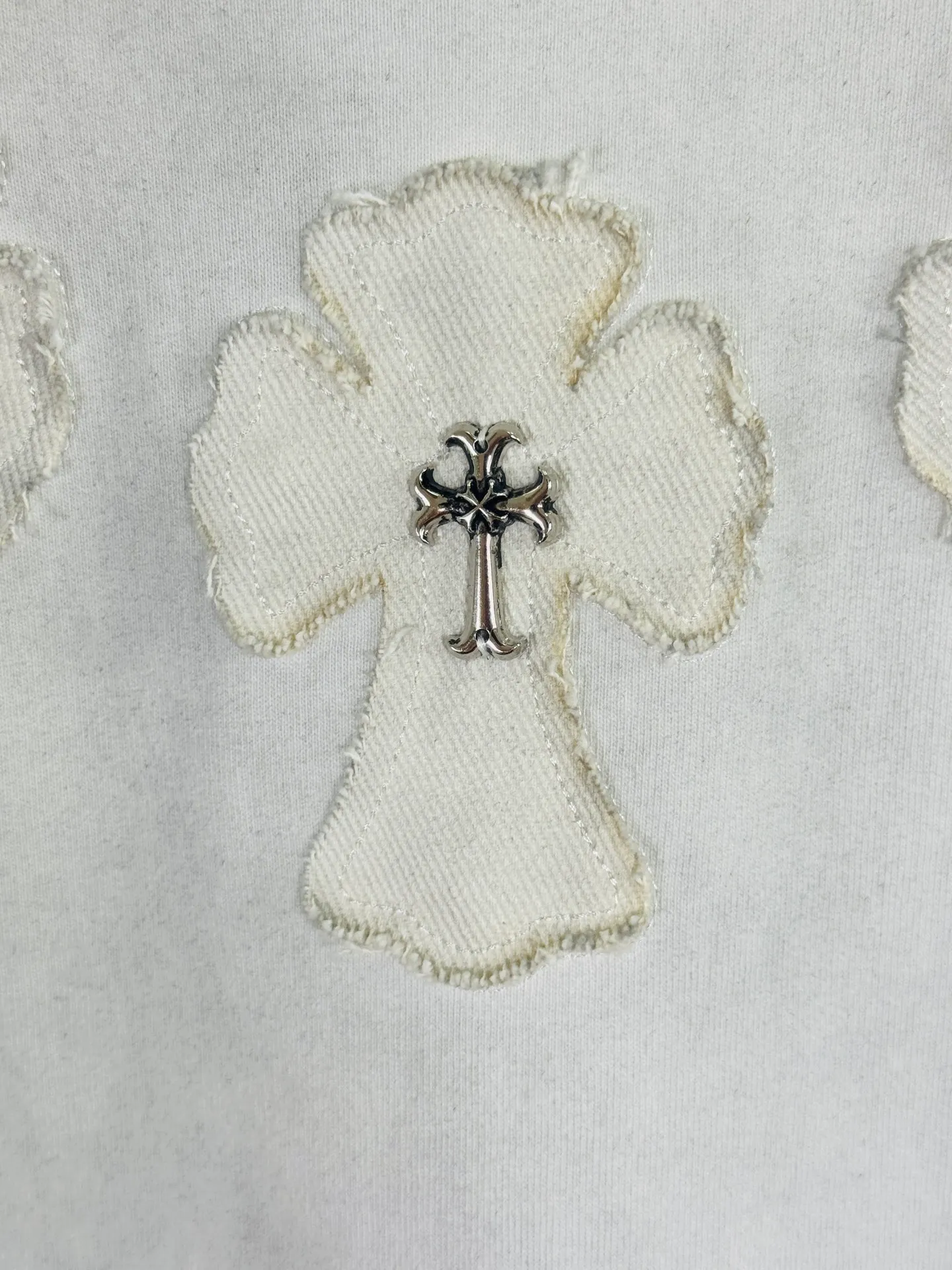 P250 top version, real shot without P, ​​different from market currency) 𝗖𝗵𝗿𝗼𝗺𝗲 𝗛𝗲𝗮𝗿𝘁𝘀/Cro Heart 2025 Autumn and Winter Horseshoe Cross Appliqué Embroidered Couple Casual Long Sleeve 👑The highest version! Customized fabric 320g fabric! Horseshoe cross patch embroidery, a best-selling model at the counter, very comfortable to wear. Accessories: original molded and authenticated collar label ➕ 100% silk wash water label. Genuine purchase-grade original hangtag➕matching hanging rope➕3D hanging beads➕original packaging bag. Craftsmanship: The original version has consistent wiring! The highest version of the armhole matching technique! Color: Black Size: S M L XL Style No.: 5172